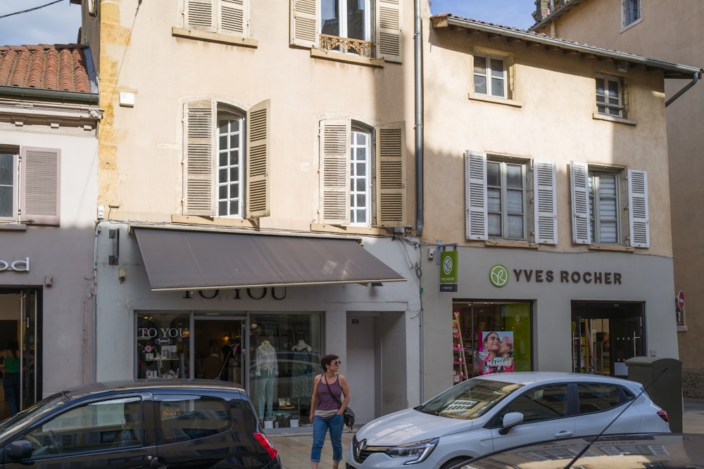 une personne marchant devant une devanture de magasin