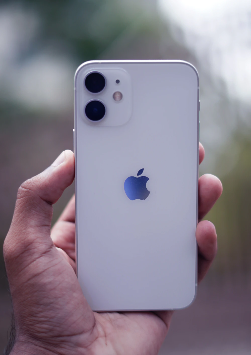 Hand die een witte iPhone vasthoudt