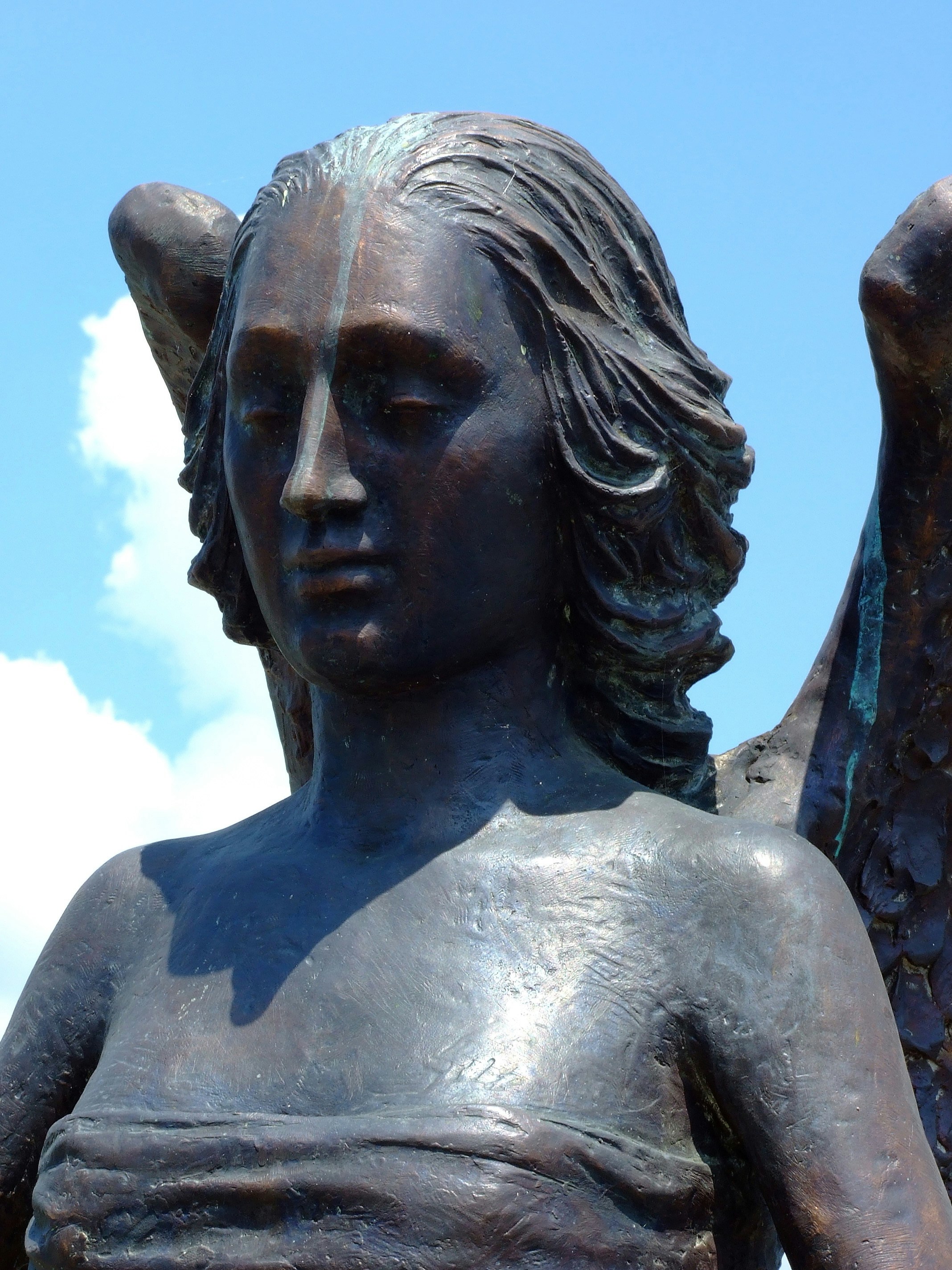 une statue d’une personne