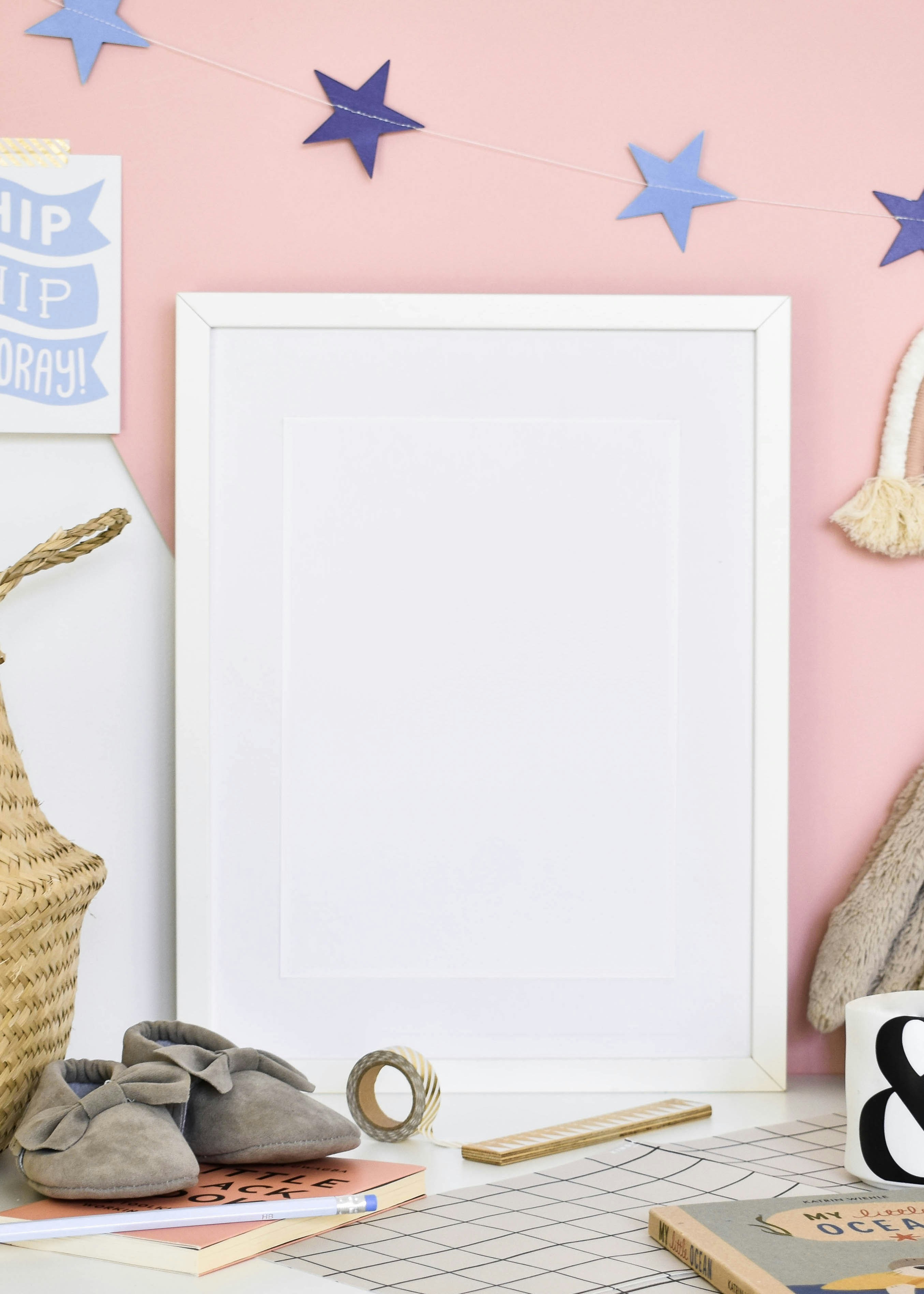 Un tableau blanc avec des étoiles bleues