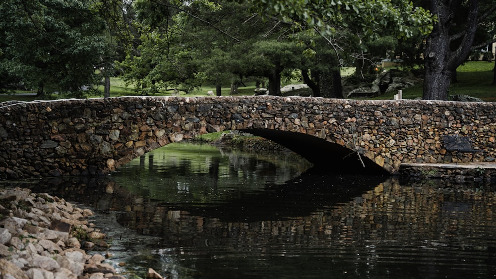 Eine Brücke über einen Fluss