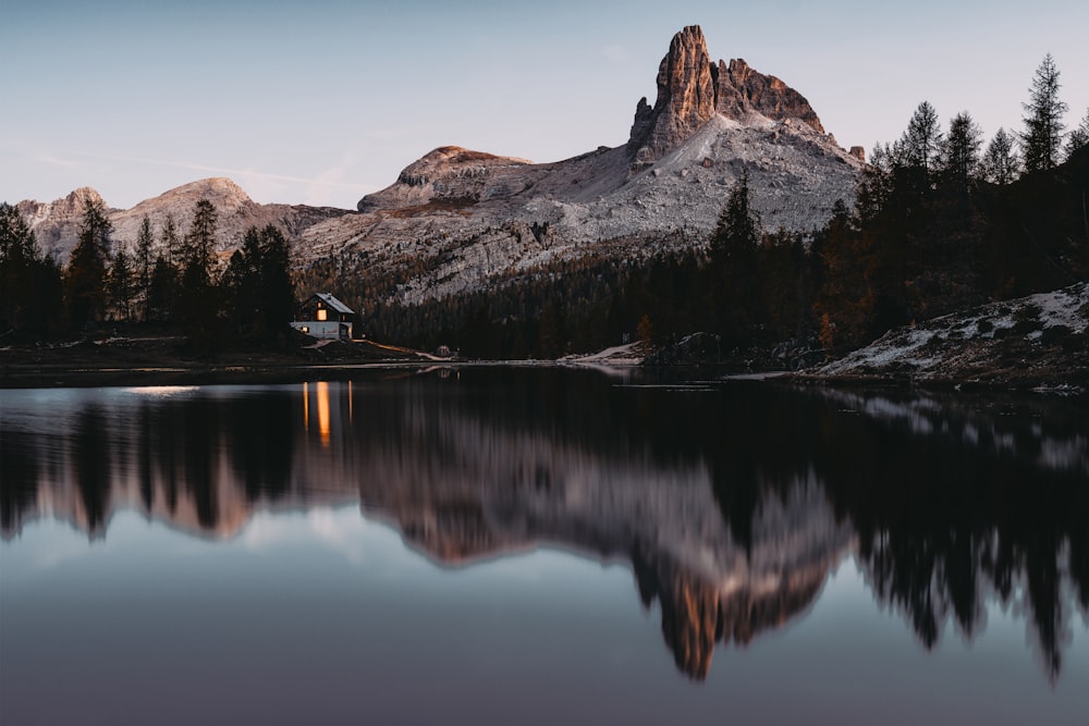 Un lago con una montagna sullo sfondo