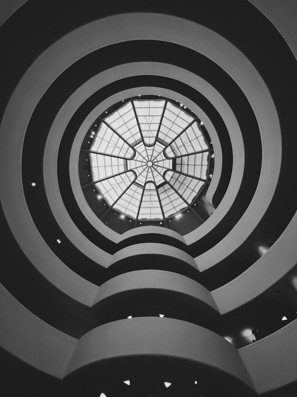 un techo circular con un diseño circular con el Museo Solomon R. Guggenheim al fondo