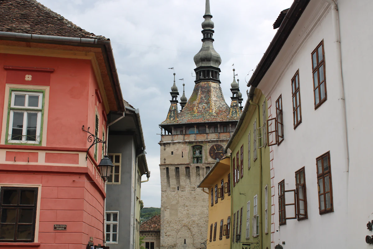 Cazare în Sighișoara: Turnul cu Ceas văzut de pe o stradă din cetate