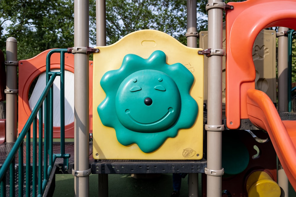 ein grün-gelbes Spielplatzfahrgeschäft