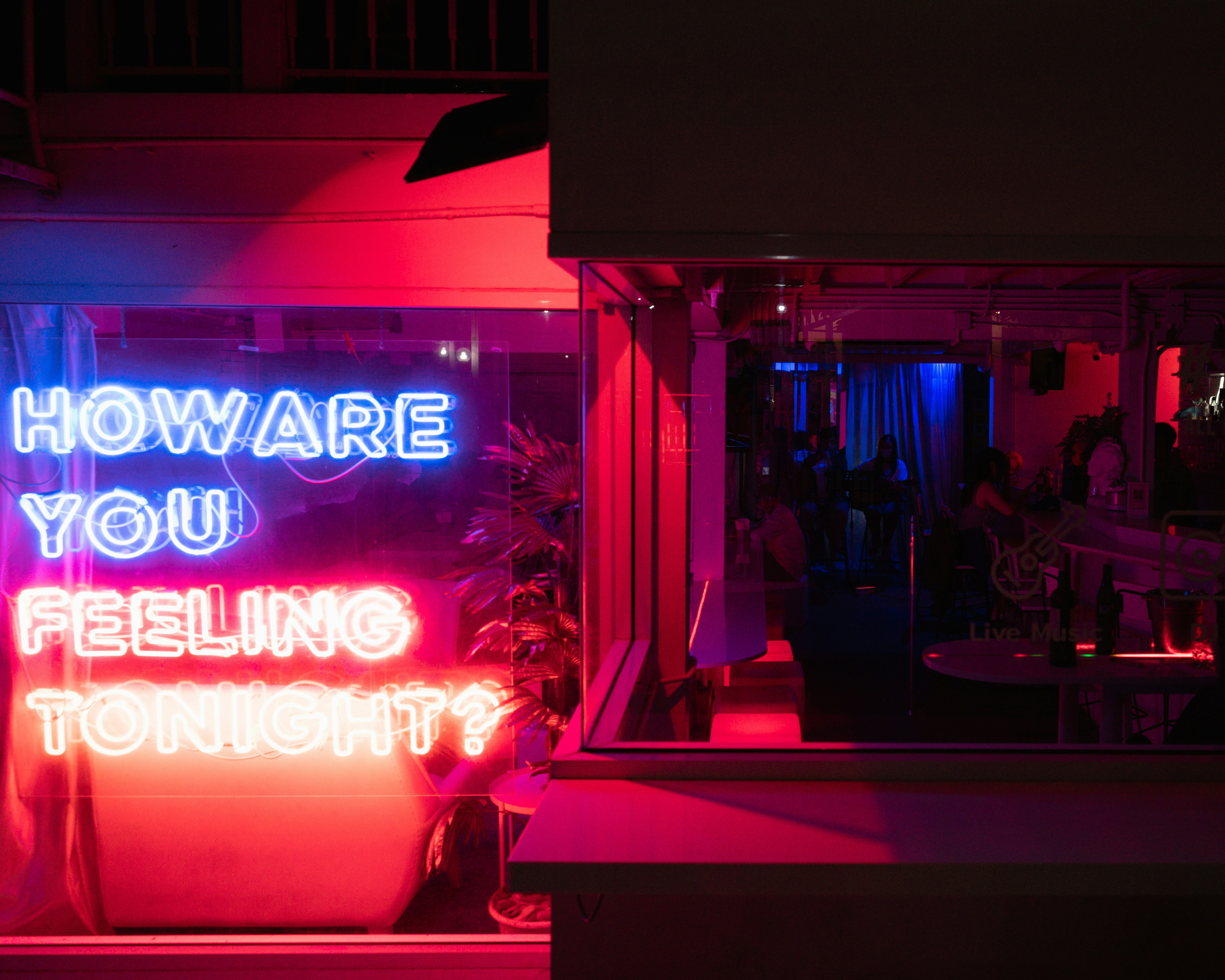 文字が書かれた大きな看板