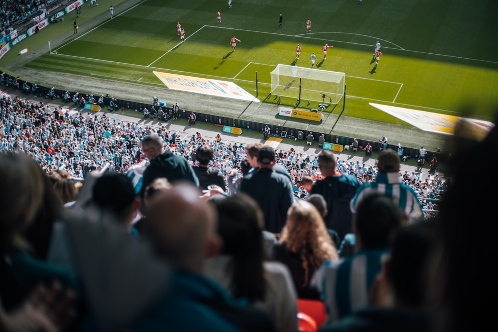 사람들이 지켜보는 축구 경기장