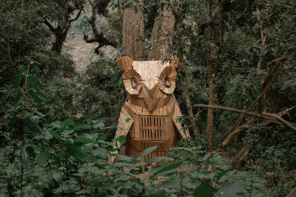 Una estructura de madera en un bosque