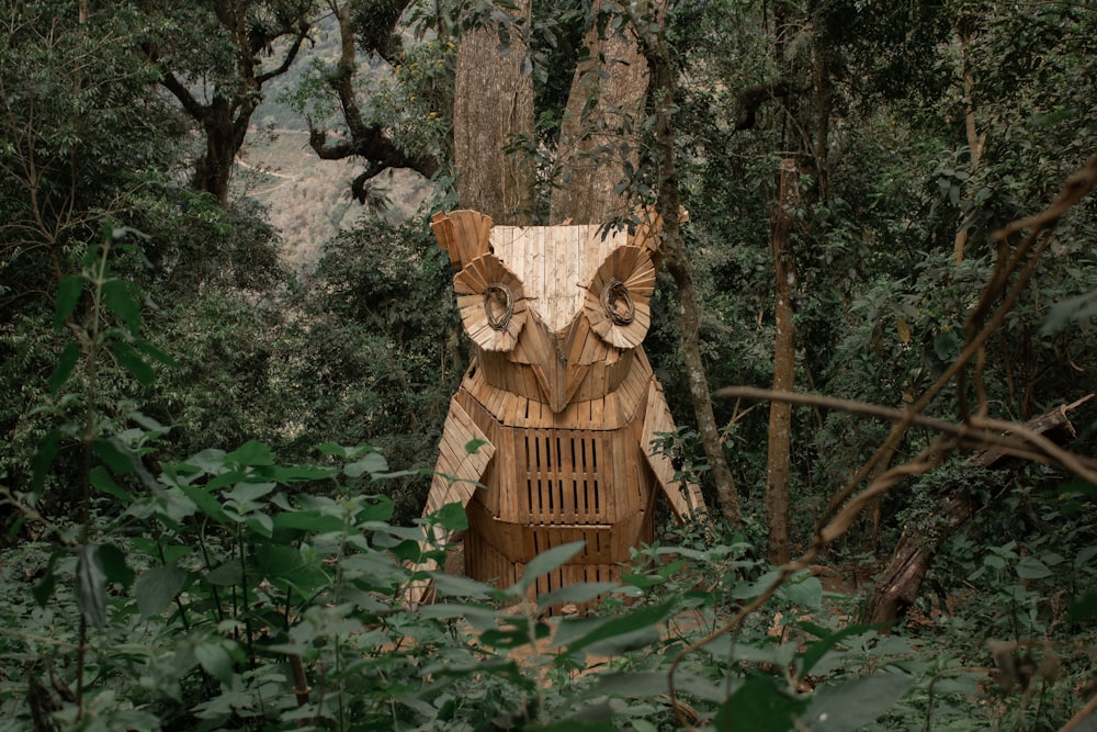 eine Holzkonstruktion in einem Wald