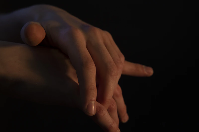 一双男士手的特写