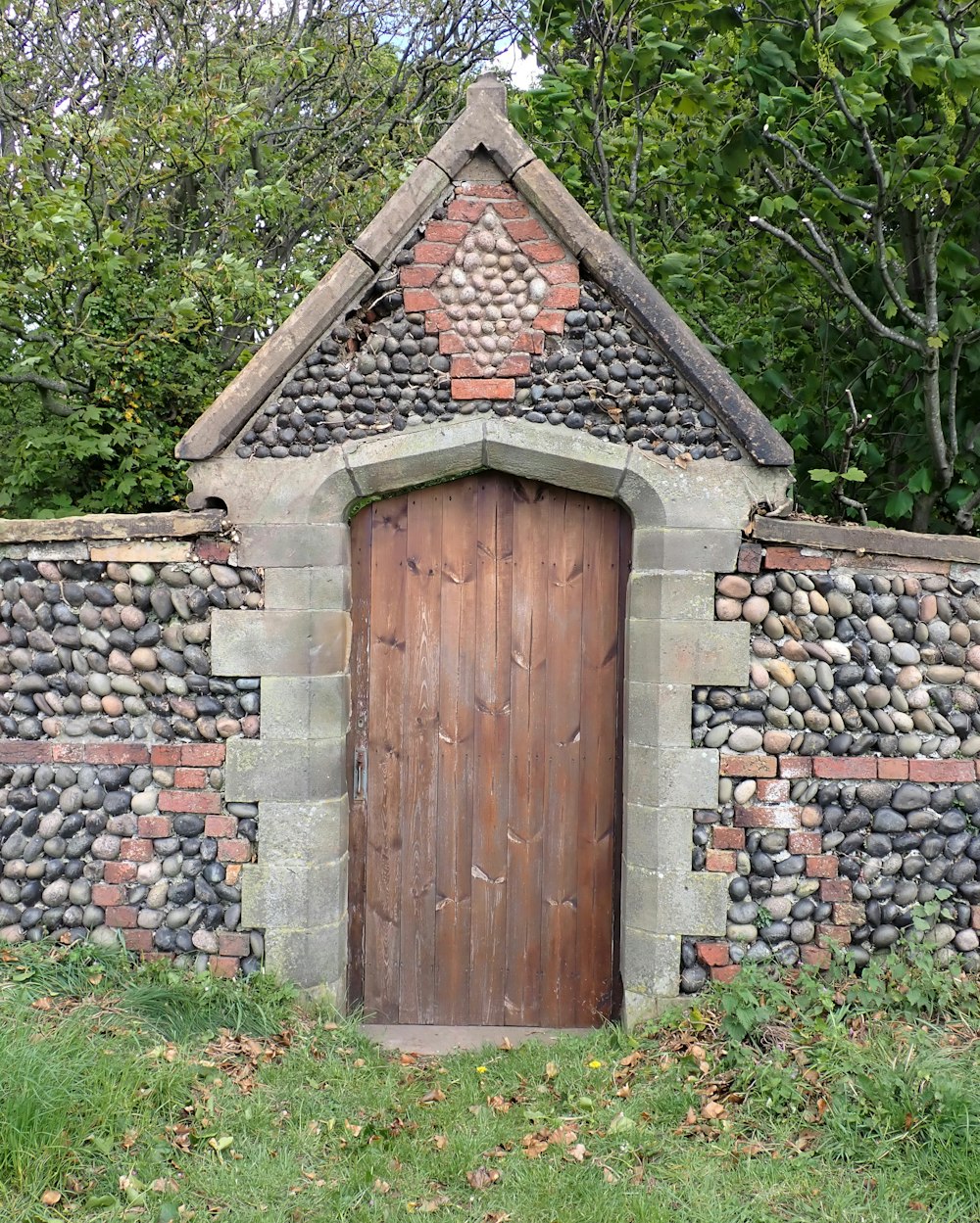 Un pequeño edificio de ladrillo con una puerta