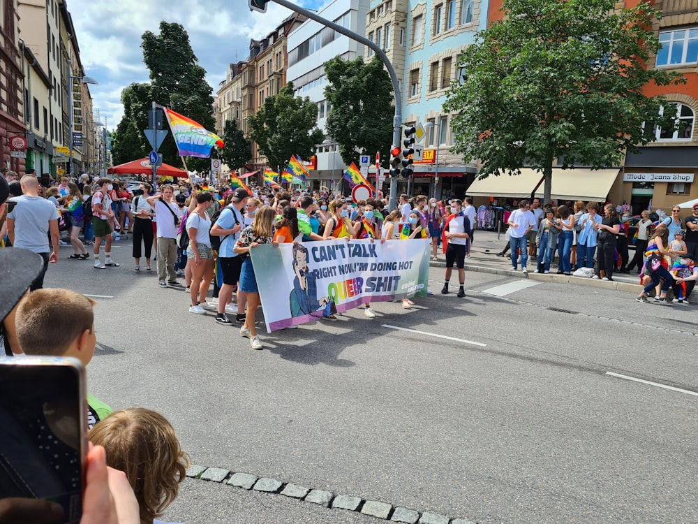 Eine Gruppe von Menschen, die in einer Parade marschieren