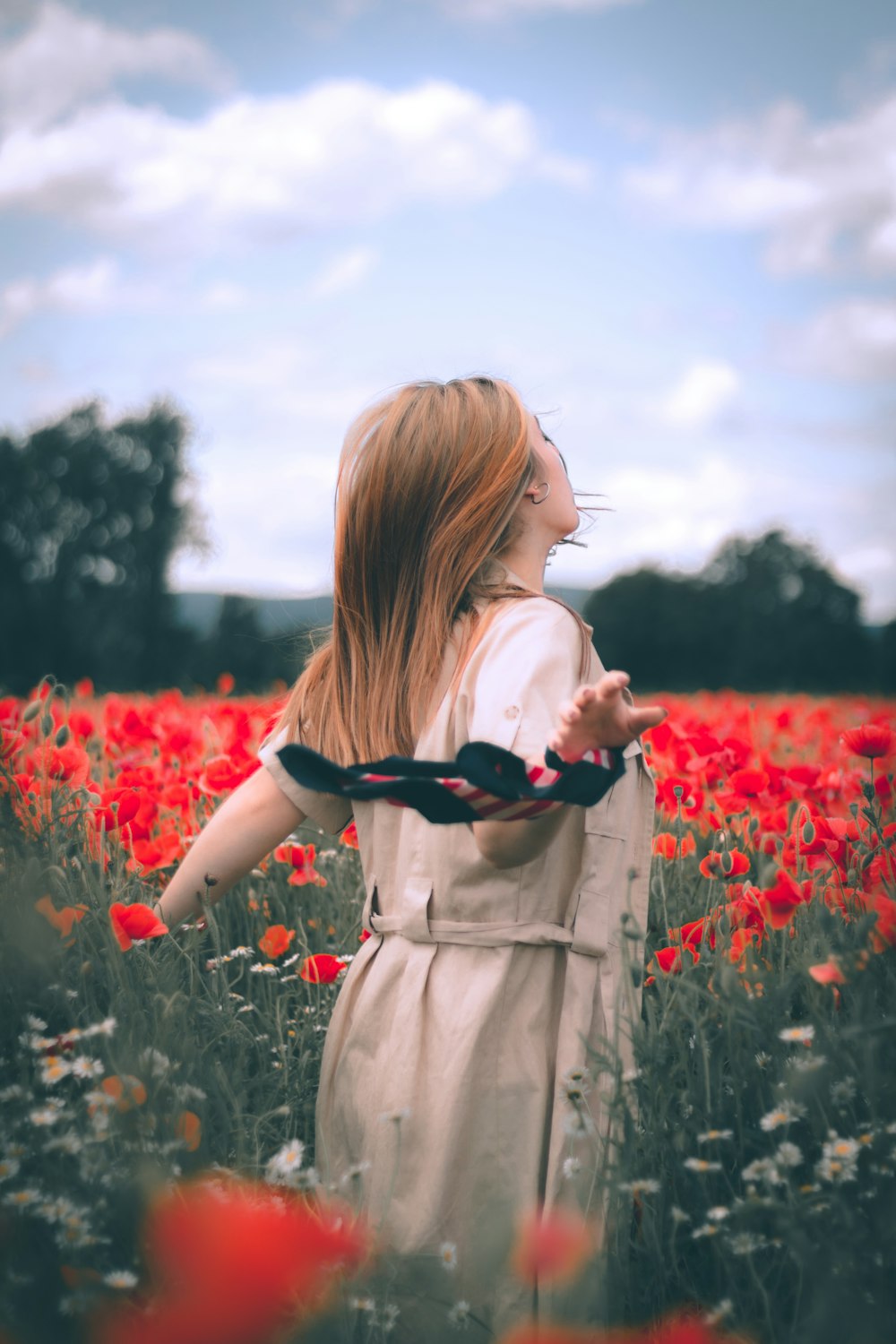 Una persona en un campo de flores