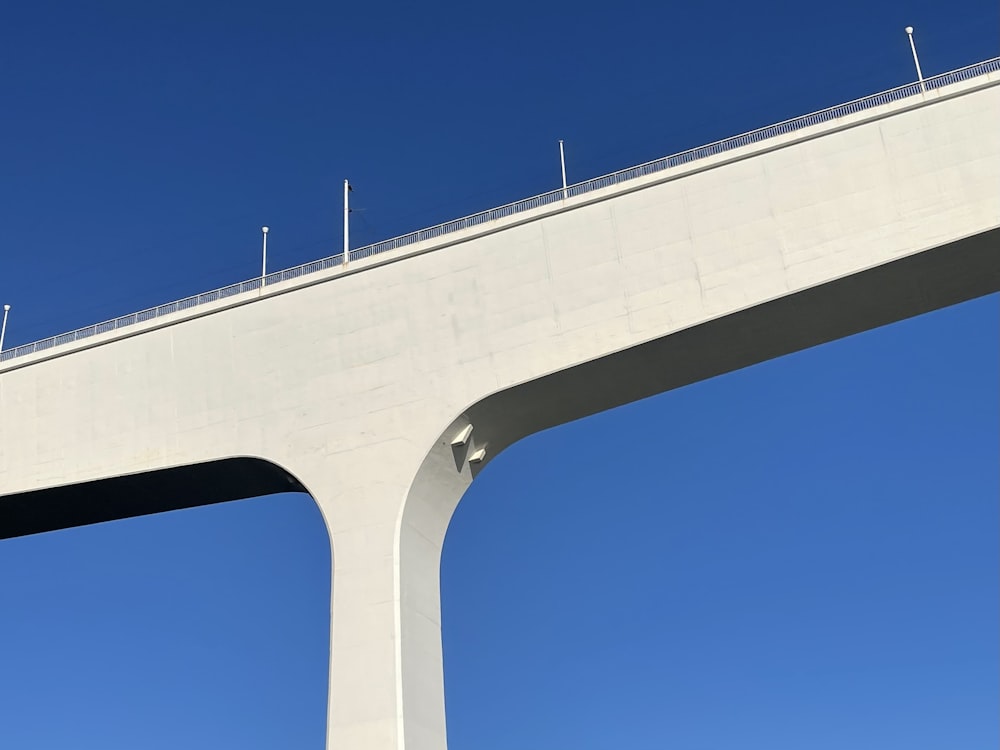 Un gran puente blanco