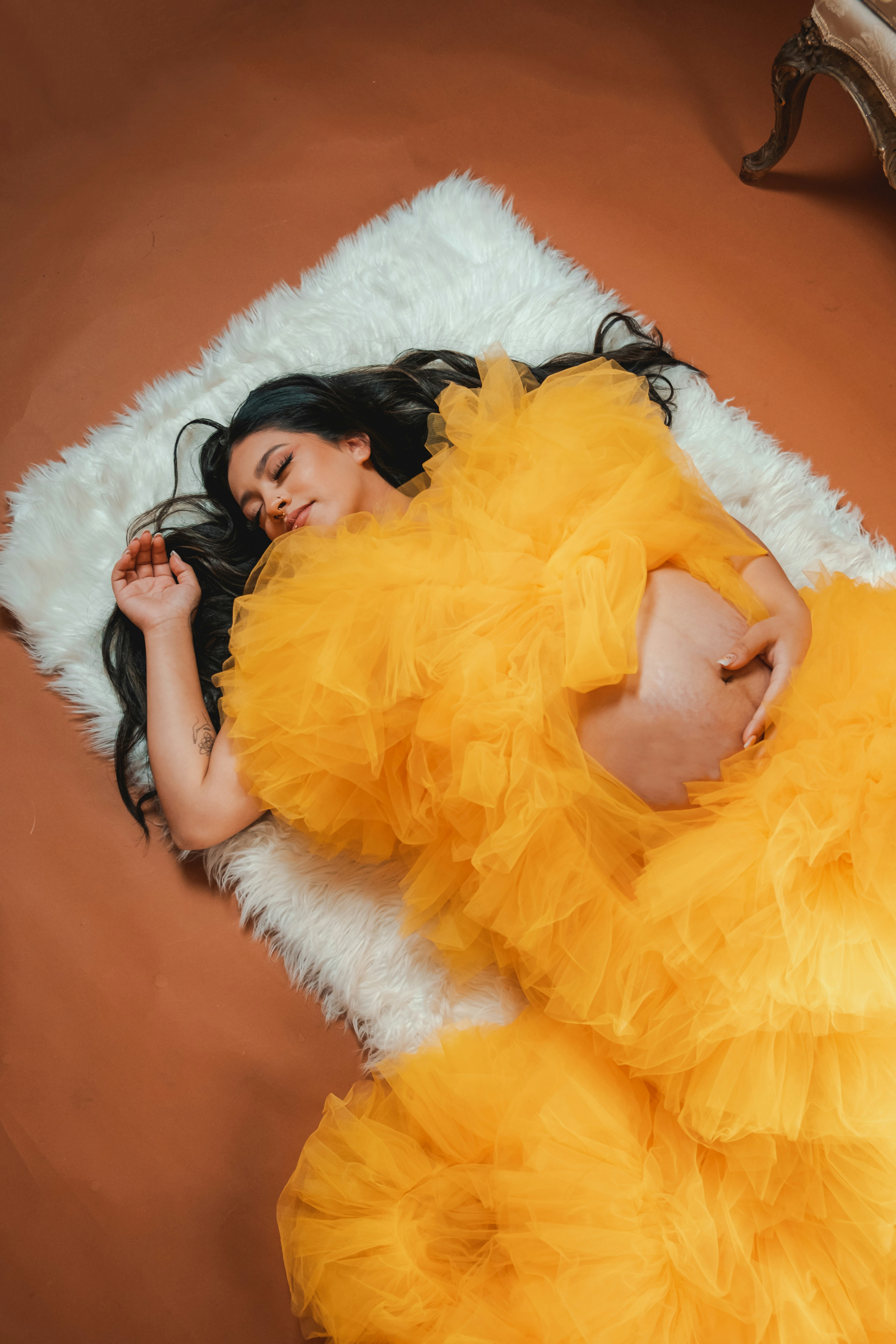 uma pessoa deitada em uma cama