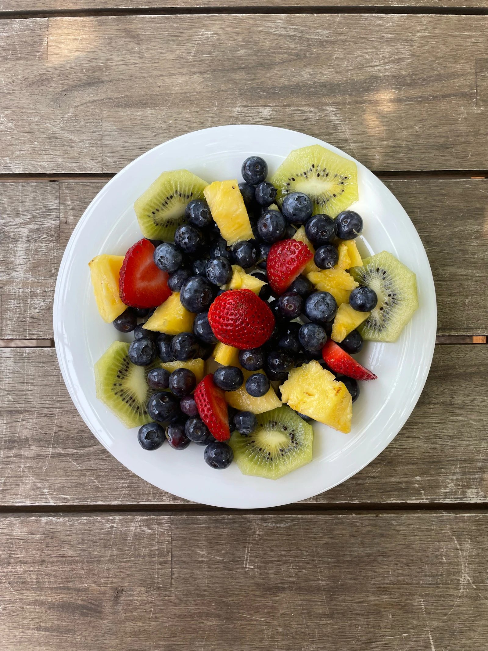 Bunte Obstschale als Beispiel für einen bewusst gewählten Snack nach dem Rauchstopp