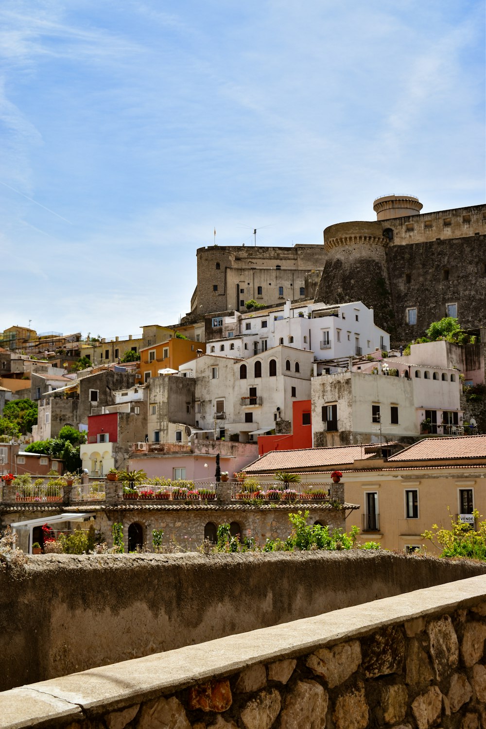 un gruppo di edifici