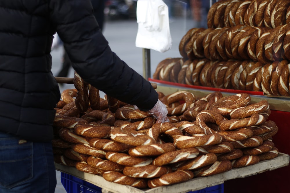 una persona che mette le ciambelle su un vassoio