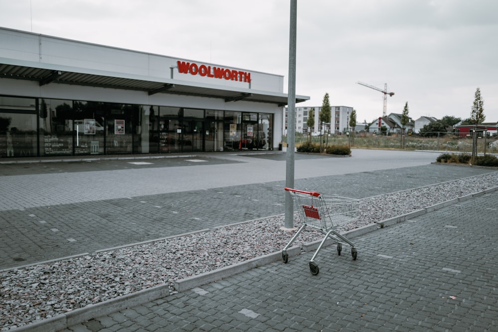 un panier d’achat à l’extérieur d’un magasin