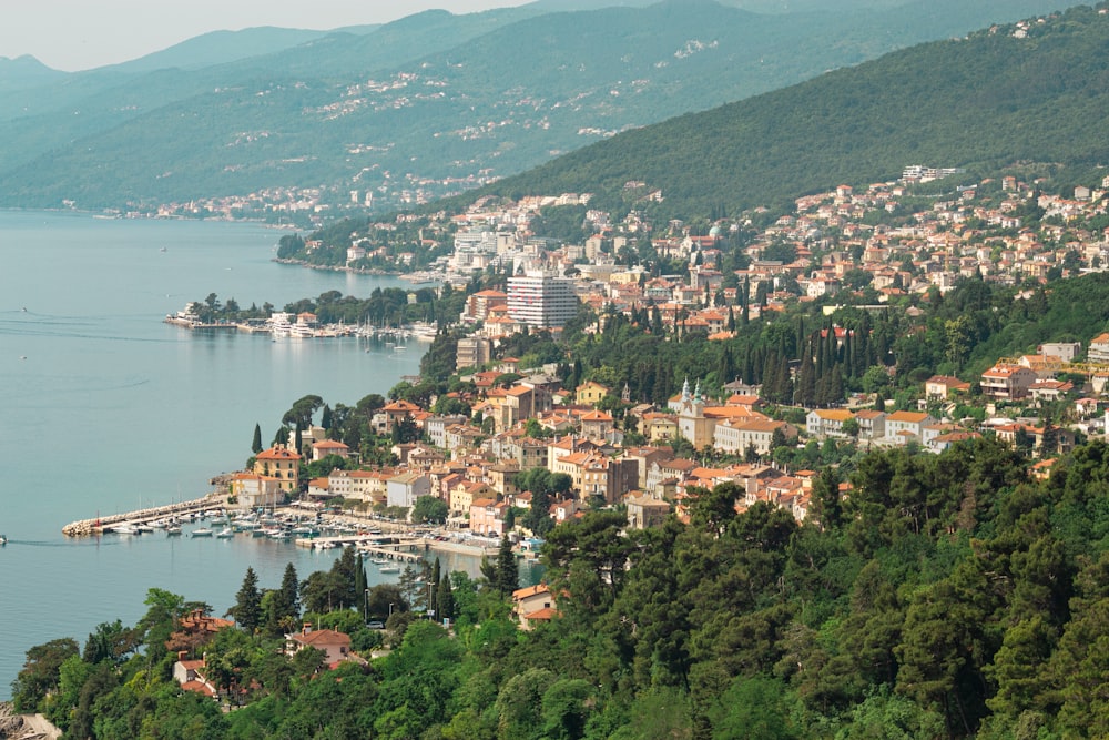 Une ville sur une colline au bord de l’eau