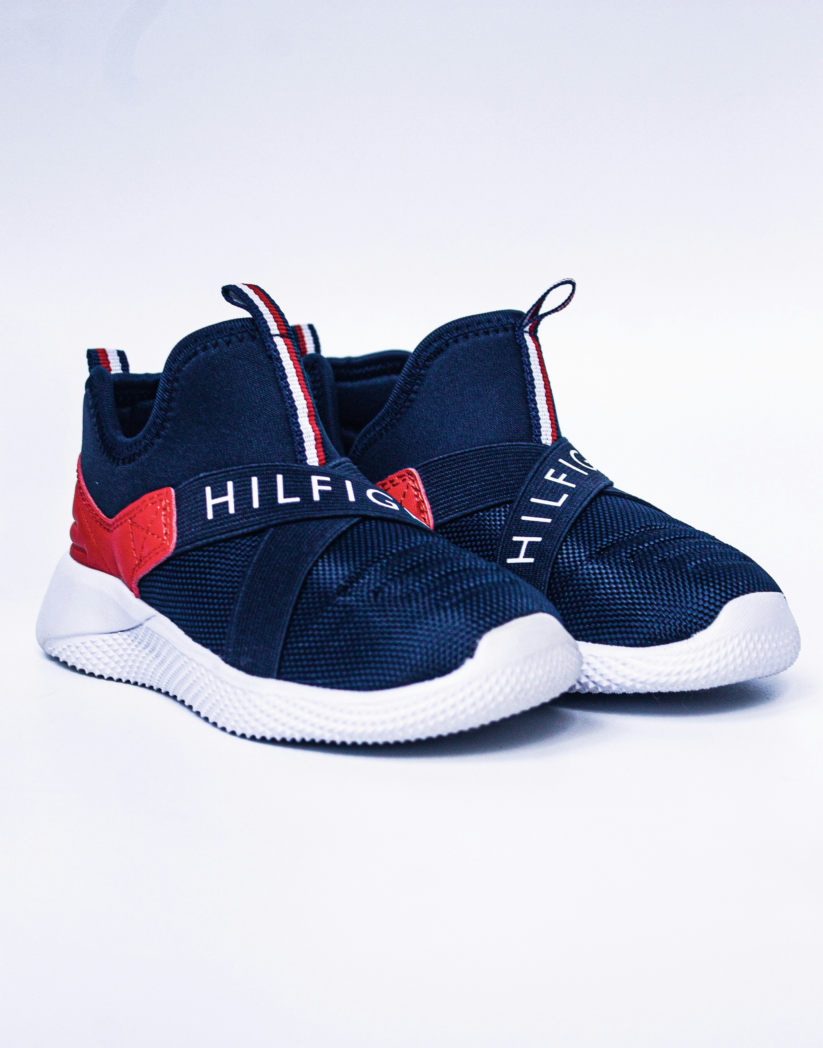 Un par de zapatillas negras y rojas