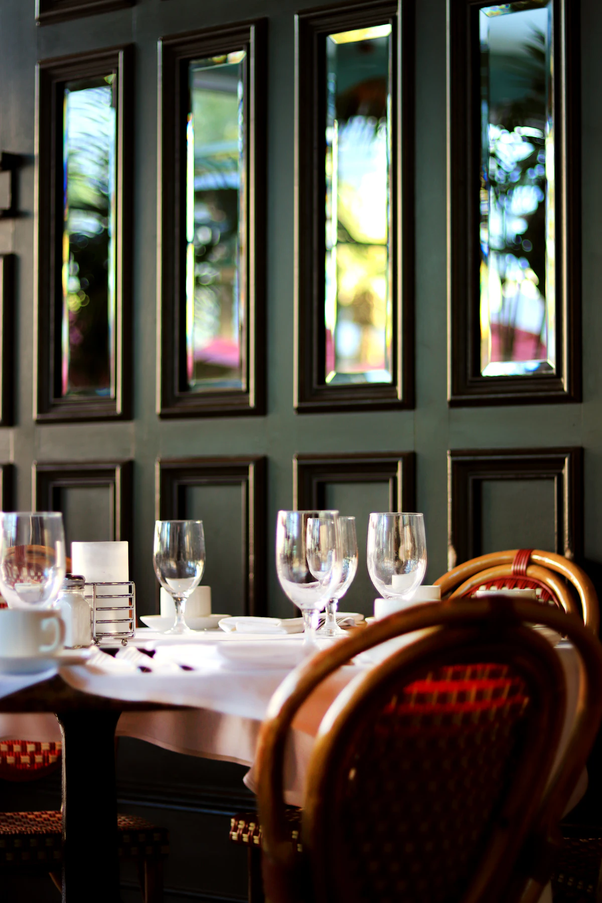 Table dressée avec verres à vin