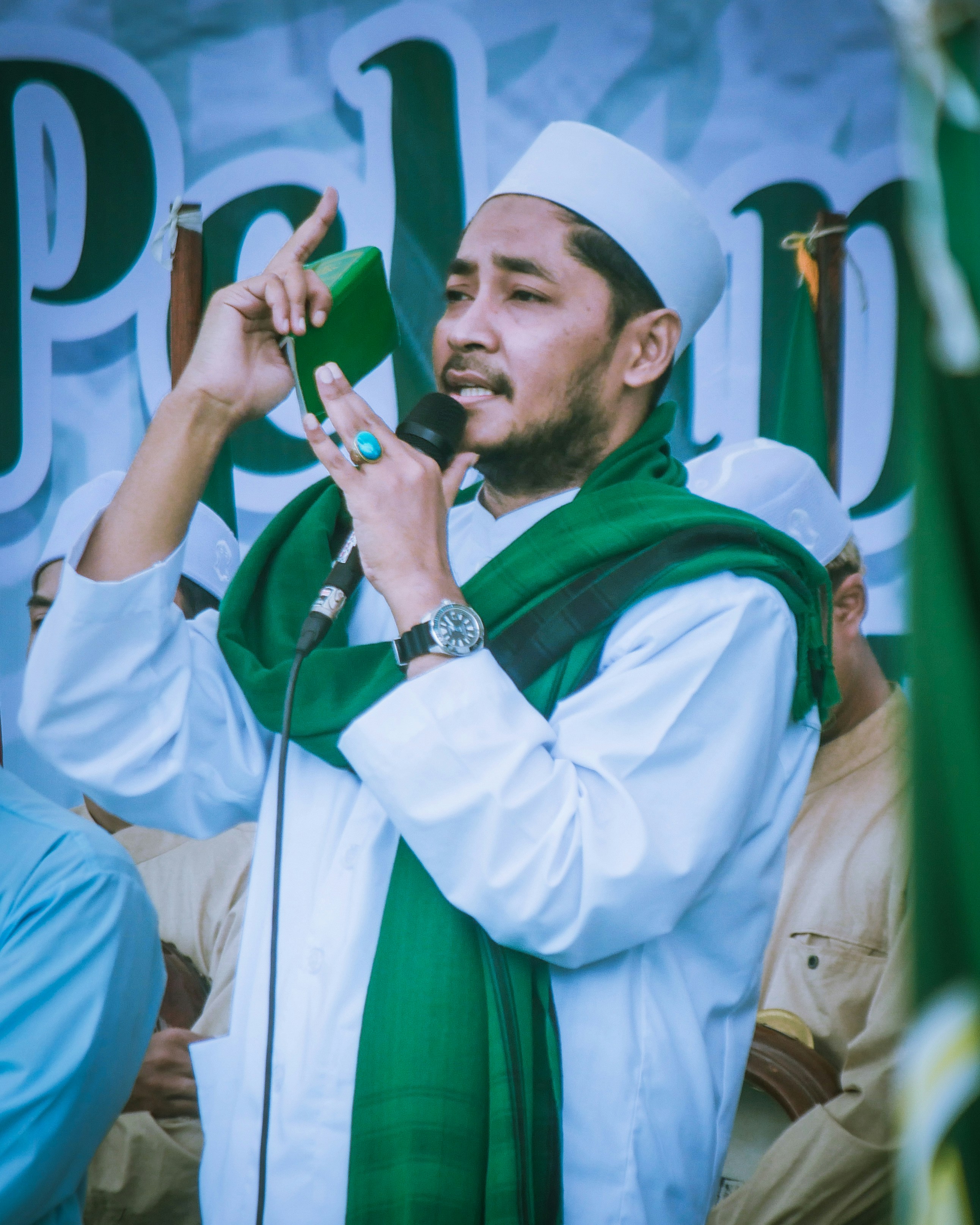 seorang pria memegang mikrofon dan mikrofon