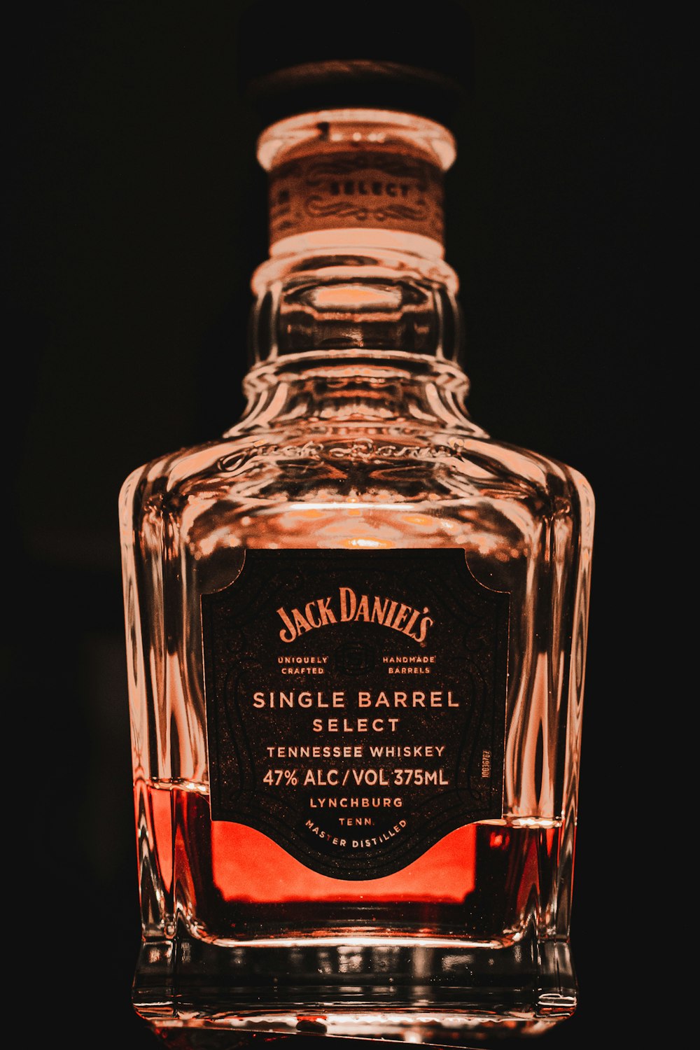 una botella de whisky con Jack Daniel's de fondo