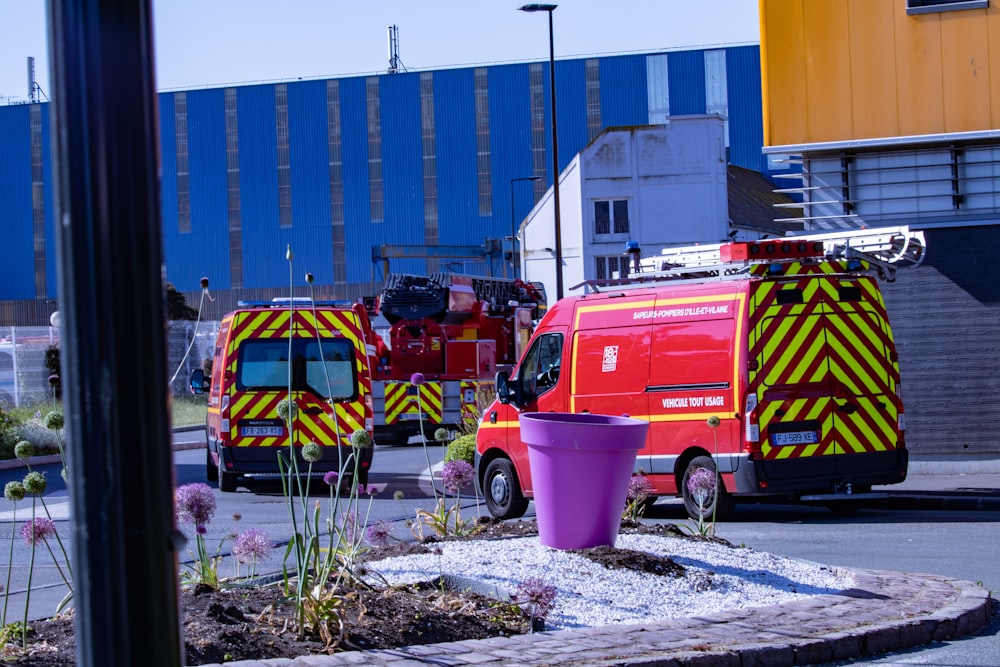 Un grupo de vehículos de emergencia estacionados fuera de un edificio