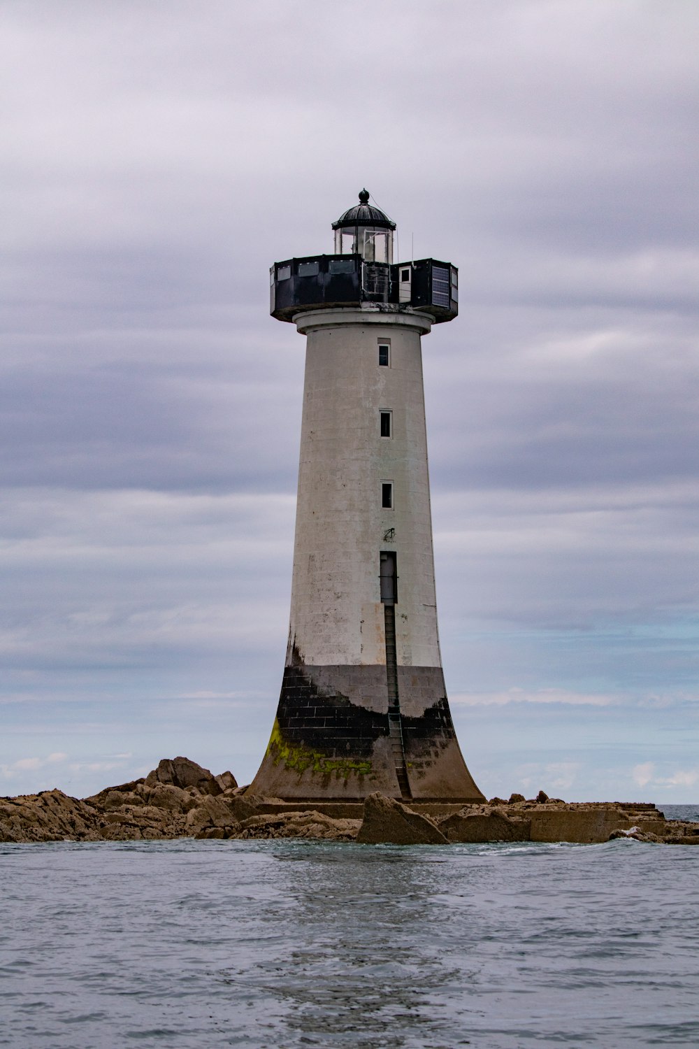 um farol em uma ilha rochosa