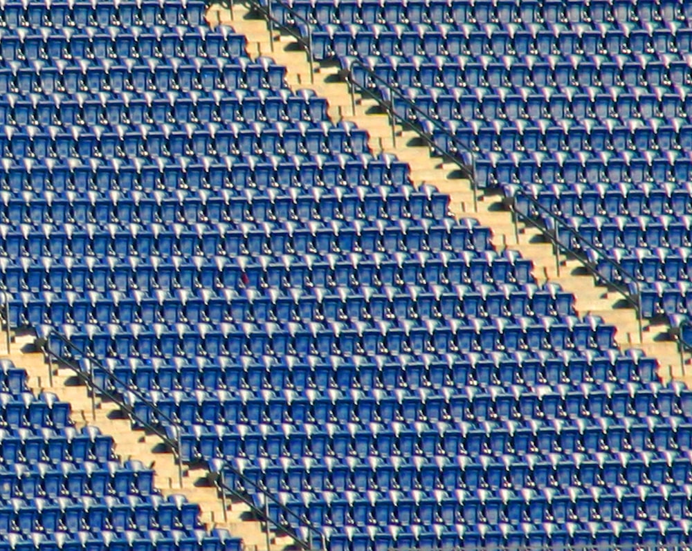 Filas de sillas azules