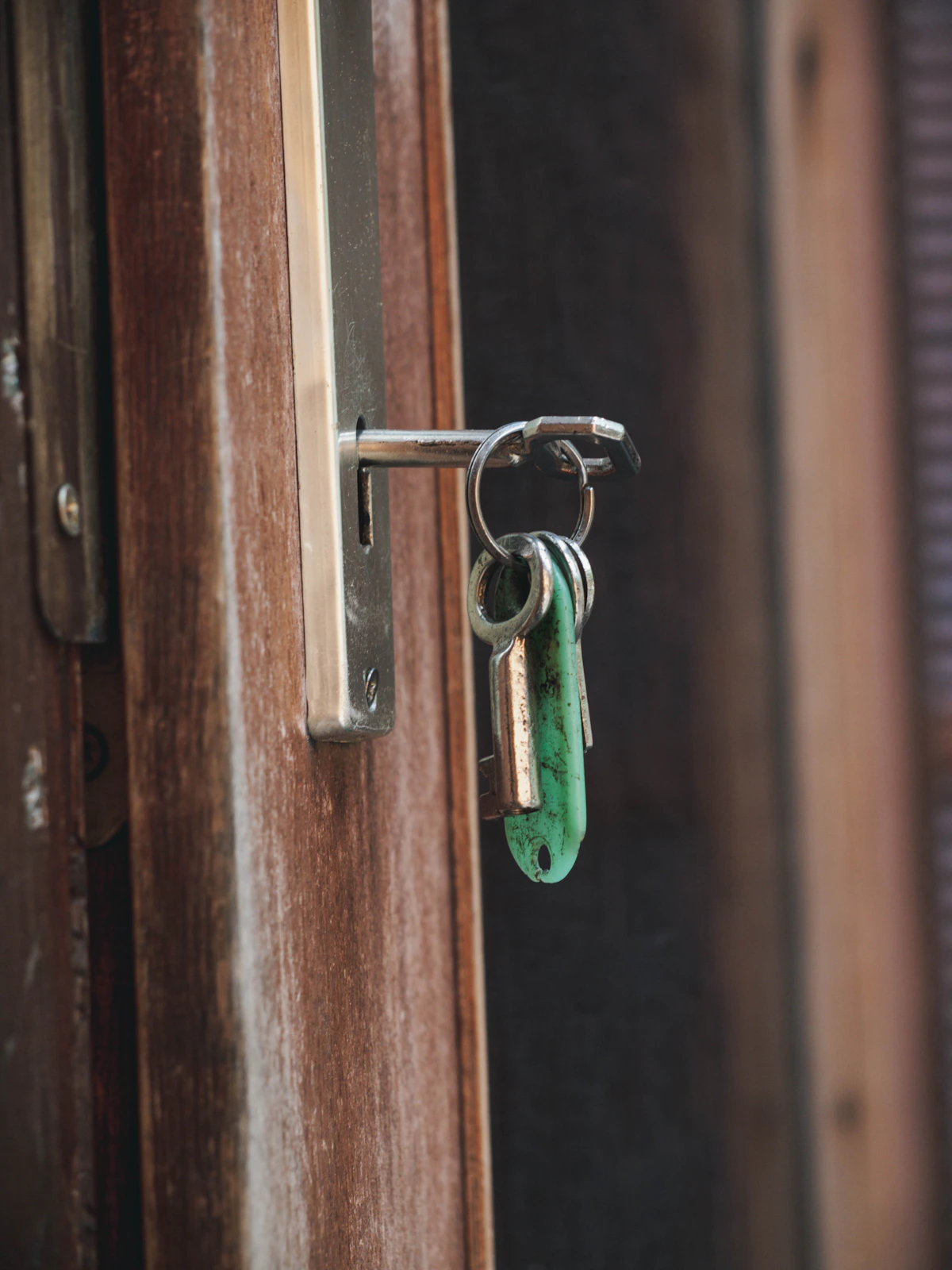 Cerradura y llave en puerta residencial