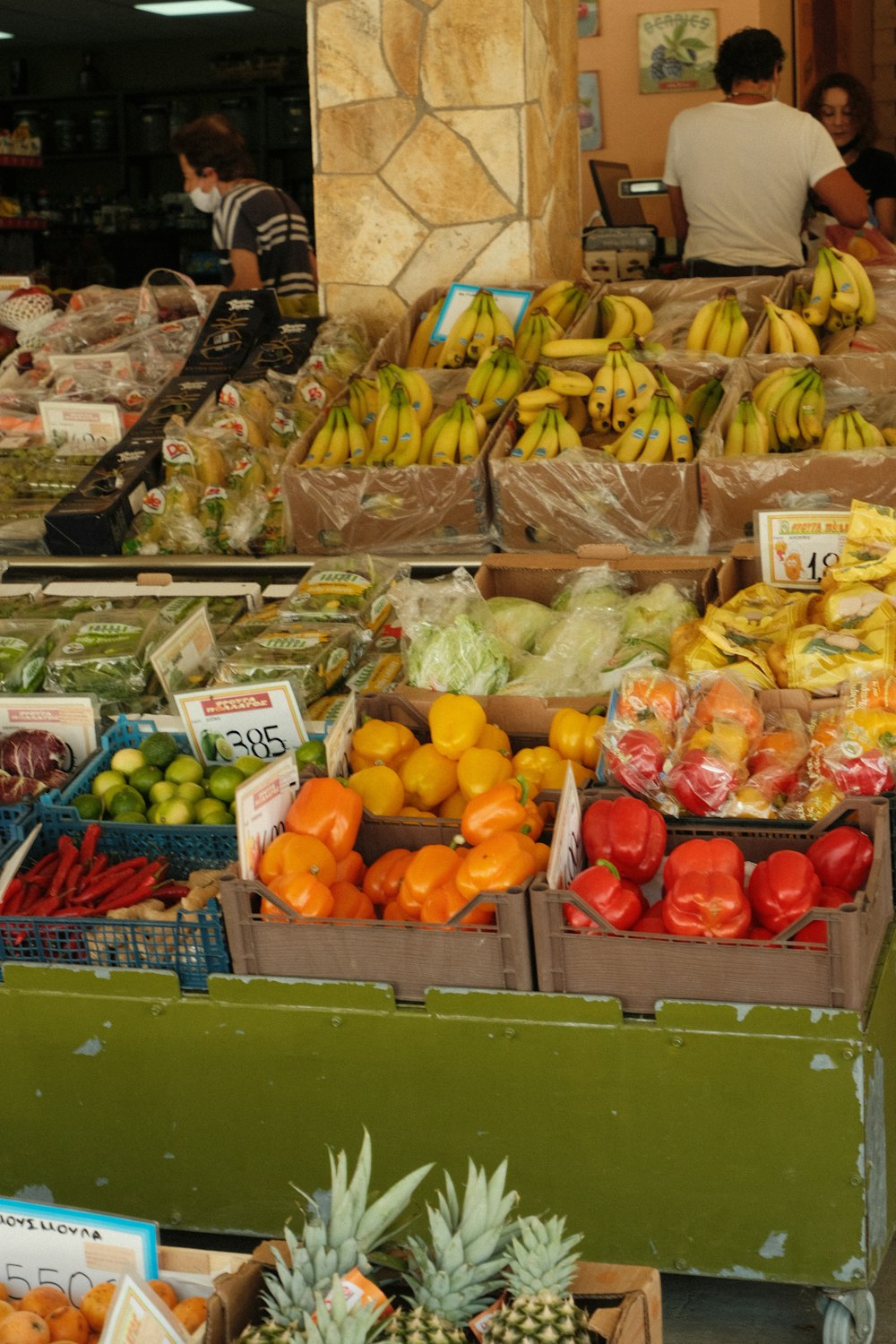 un mercato con frutta e verdura