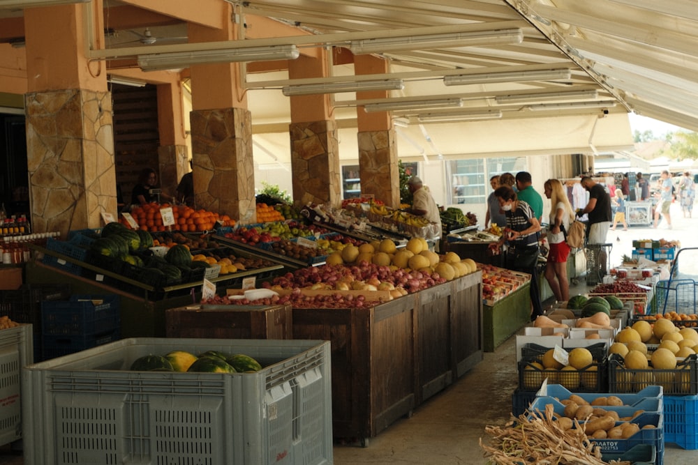 uma banca de frutas com pessoas