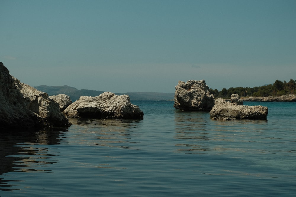 uno specchio d'acqua con grandi rocce in esso