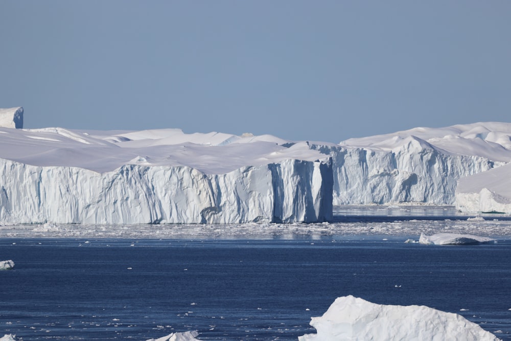 a body of water with ice and snow on the sides