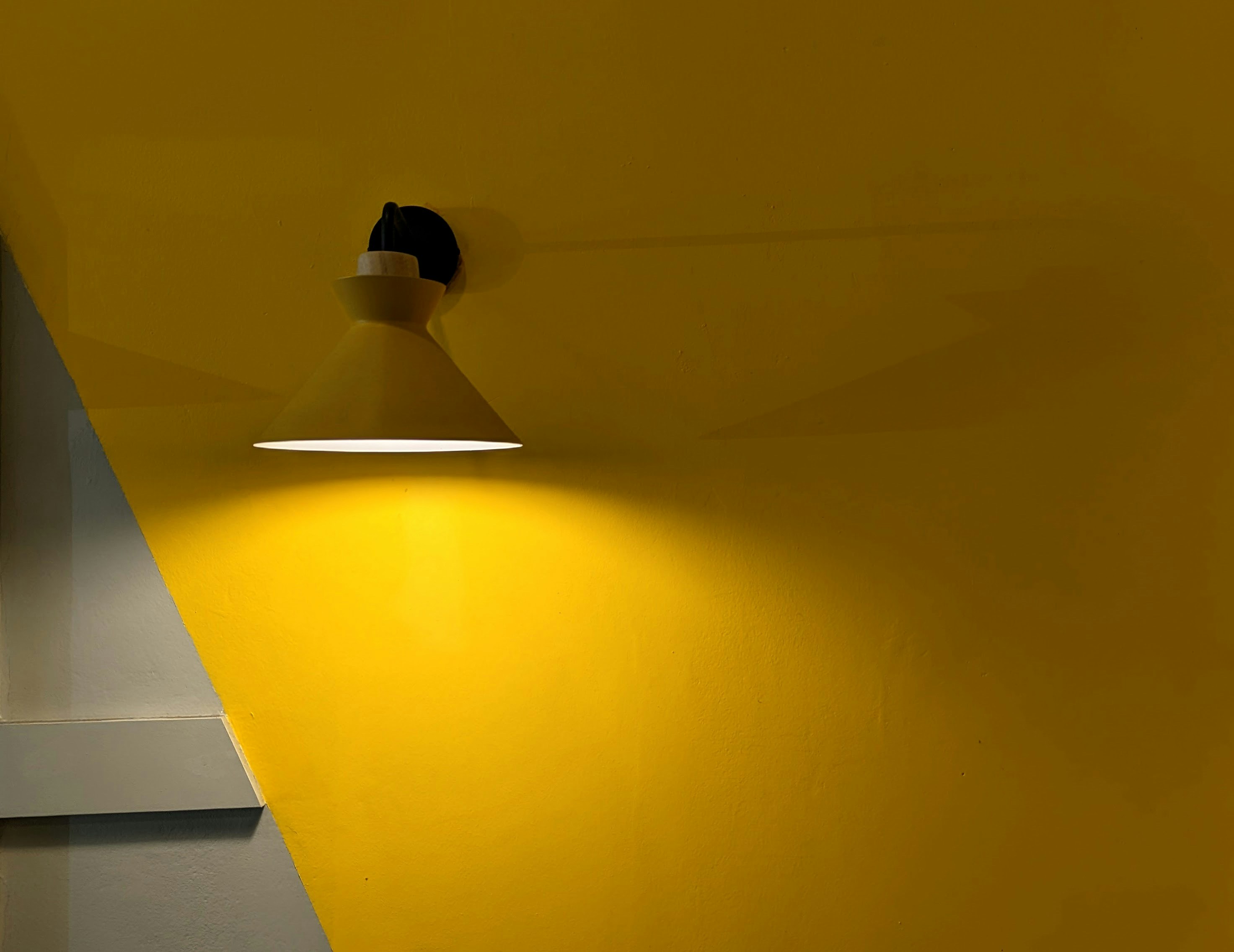 una lampada su un soffitto