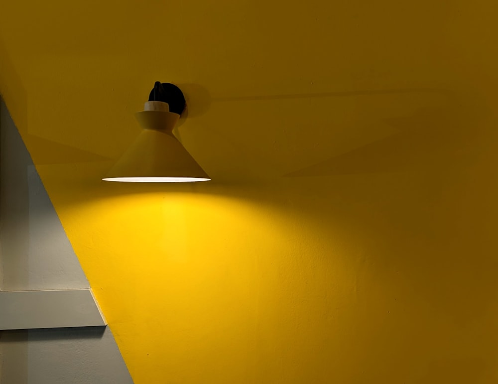 una lámpara en un techo