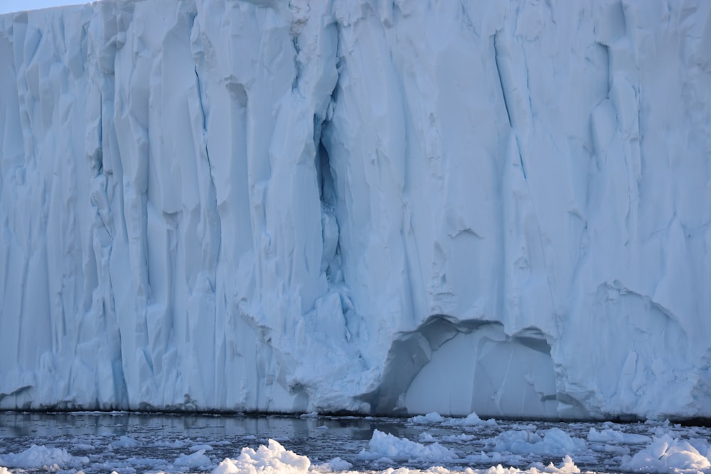 Ein großer Eisberg mit einem Fluss darunter