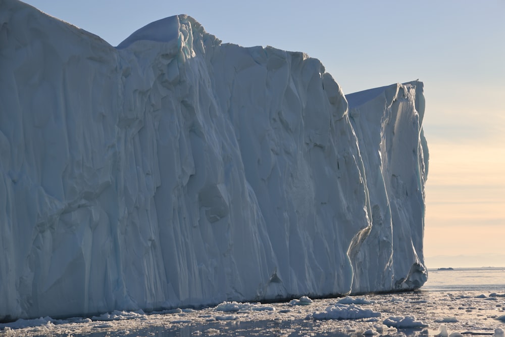 Ein großer Eisberg im Wasser