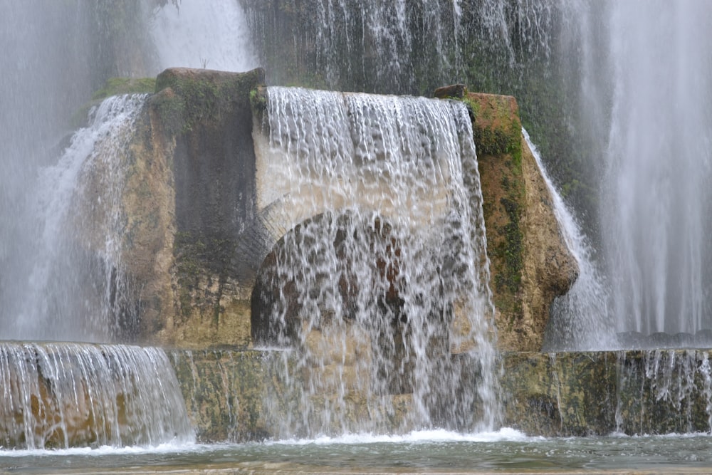 Ein Wasserfall mit einer Felswand