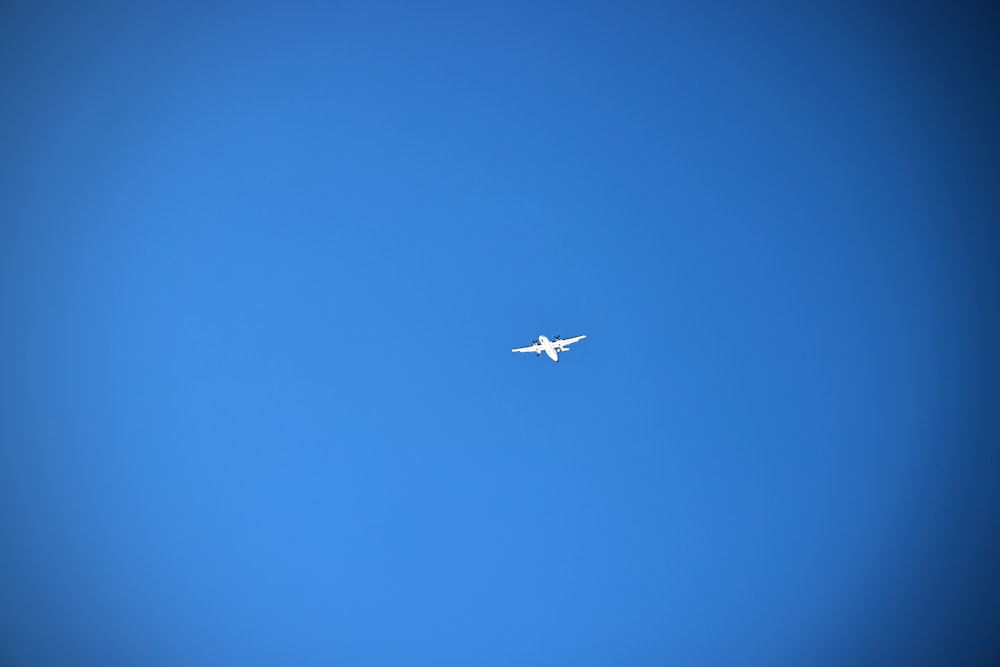 Un avión volando en el cielo