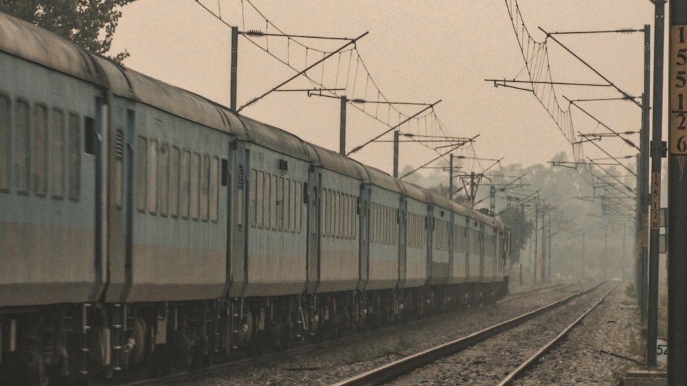 Un train sur les voies ferrées