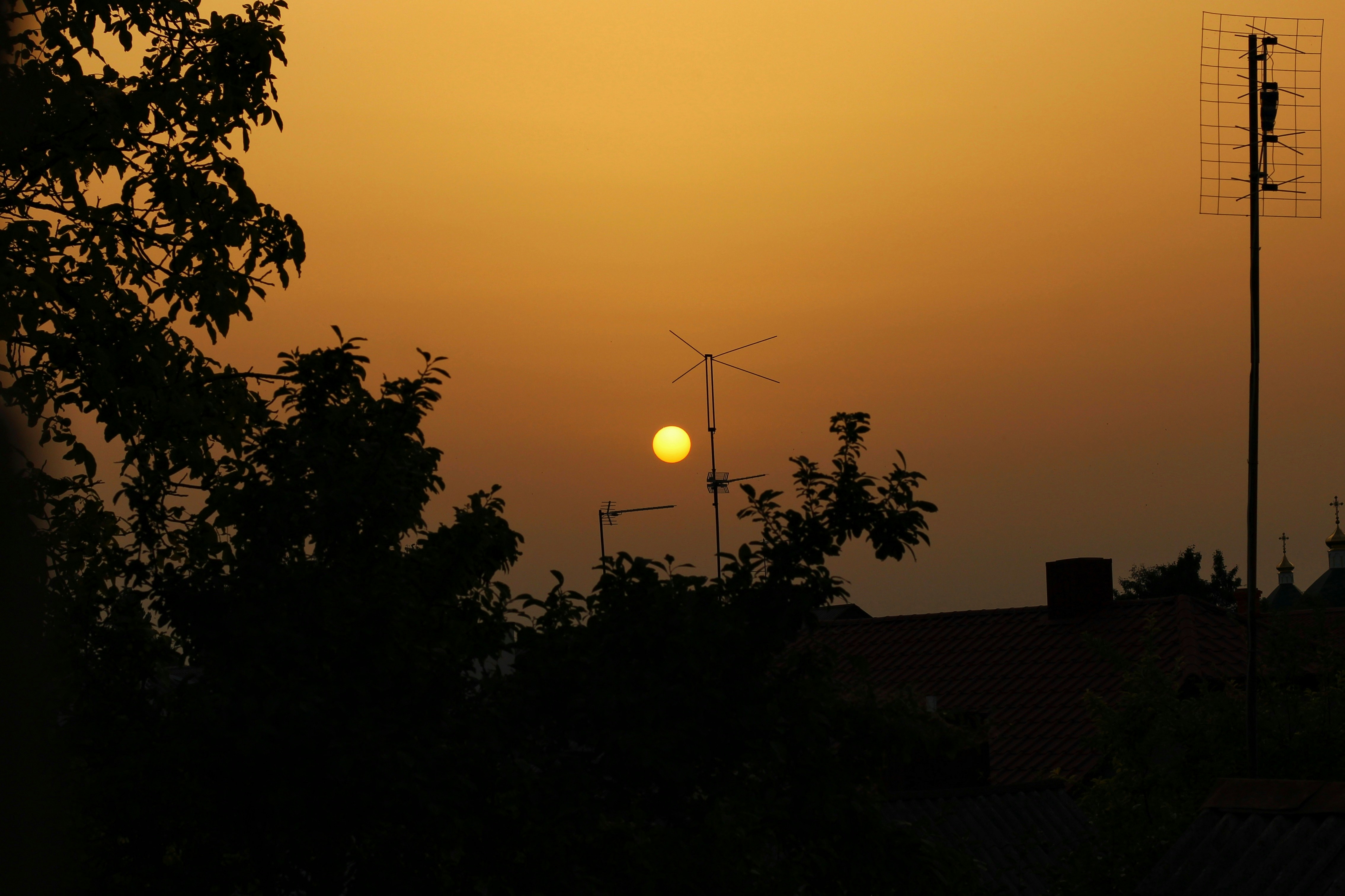 Una puesta de sol sobre una ciudad