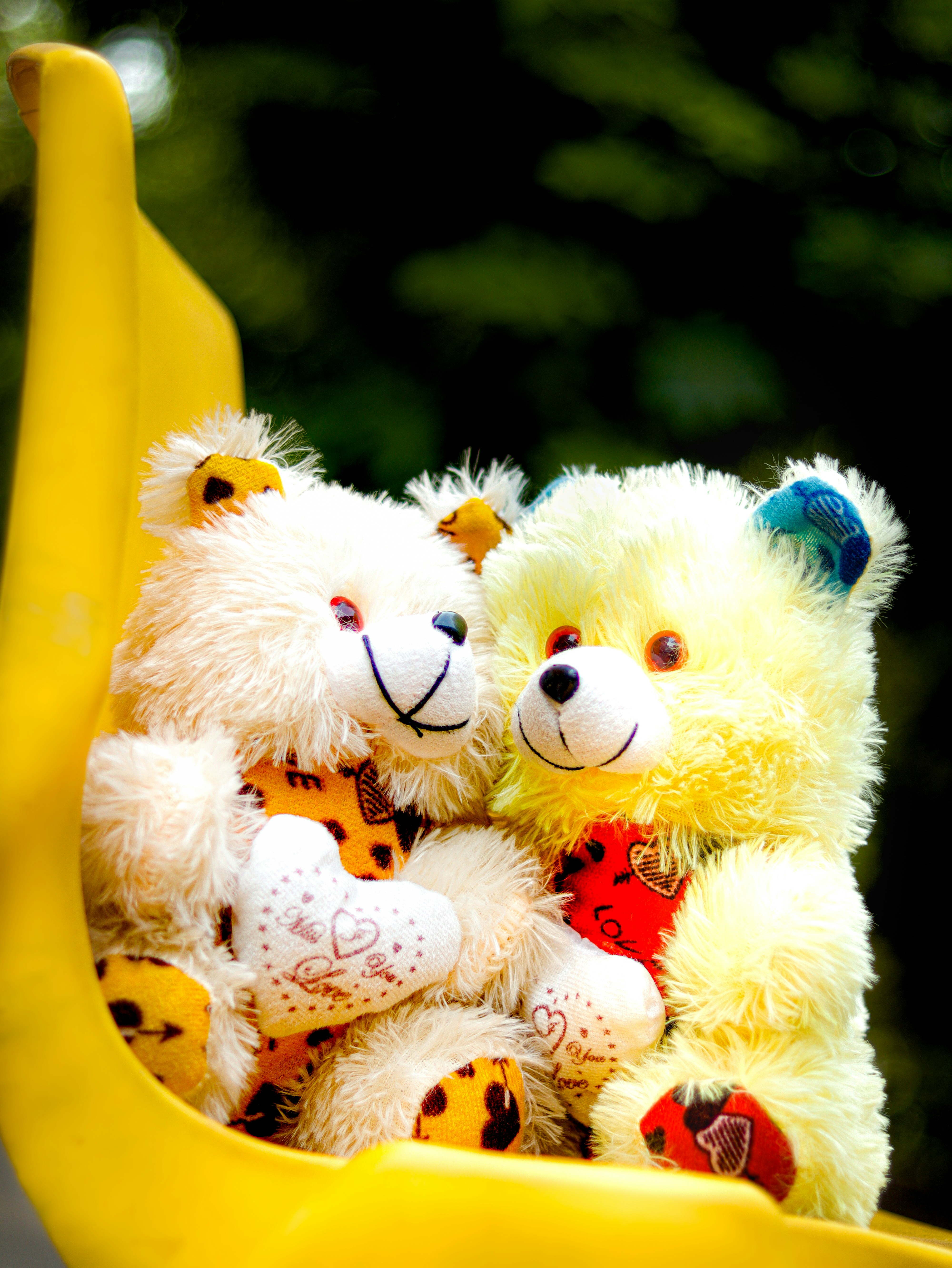A couple of stuffed animals sit in a yellow chair photo – Free Animal Image  on Unsplash, image size:3000x3996