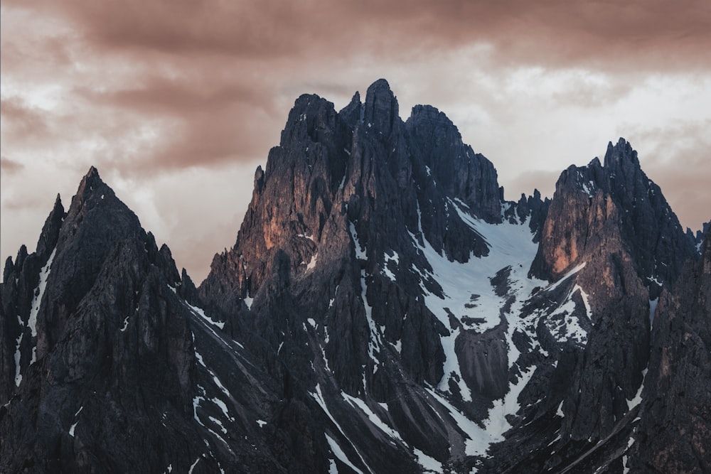 une montagne enneigée