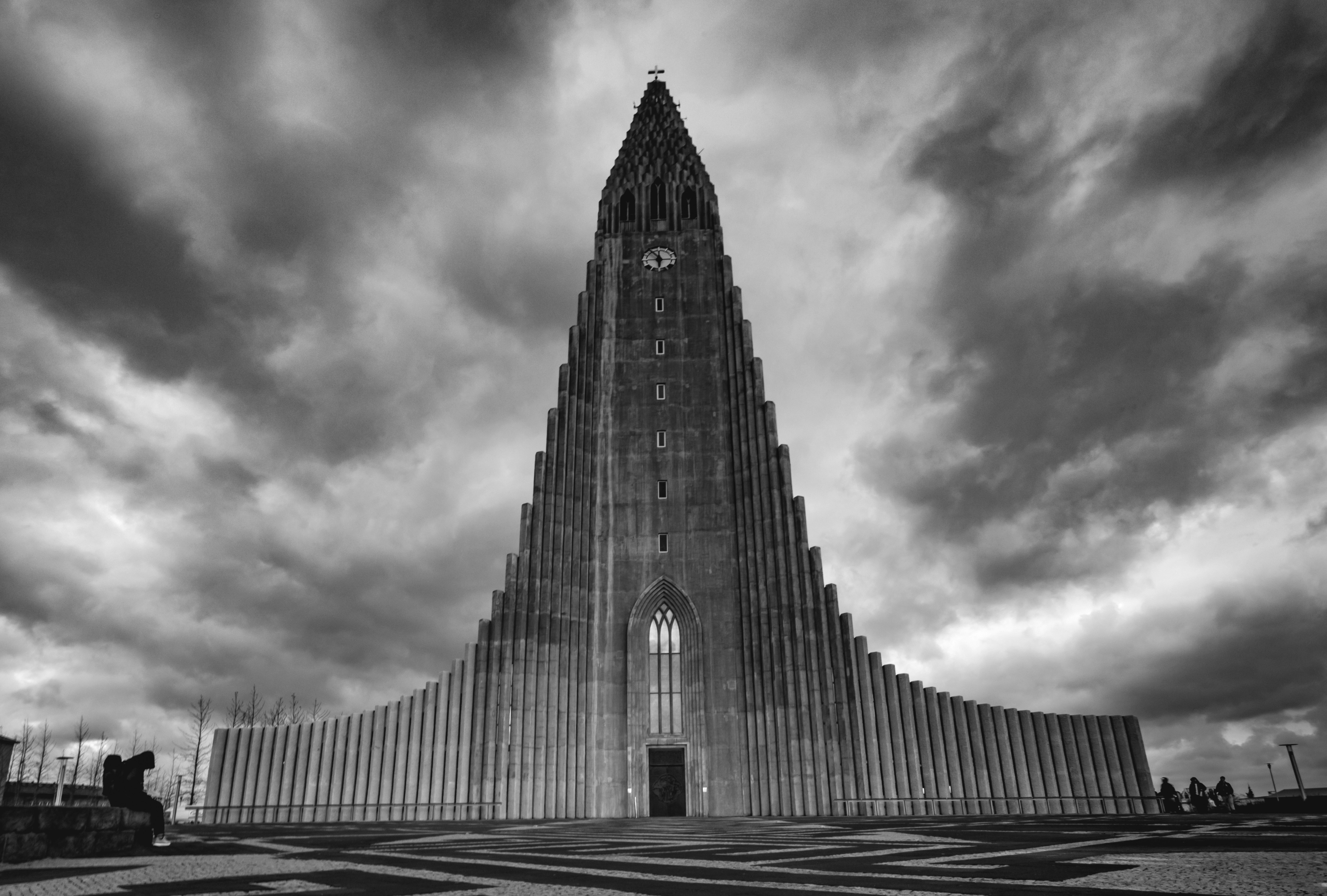 un grand bâtiment avec une horloge avec Hallgrímskirkja en arrière-plan