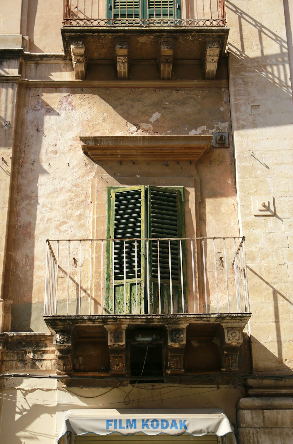 un bâtiment avec balcon