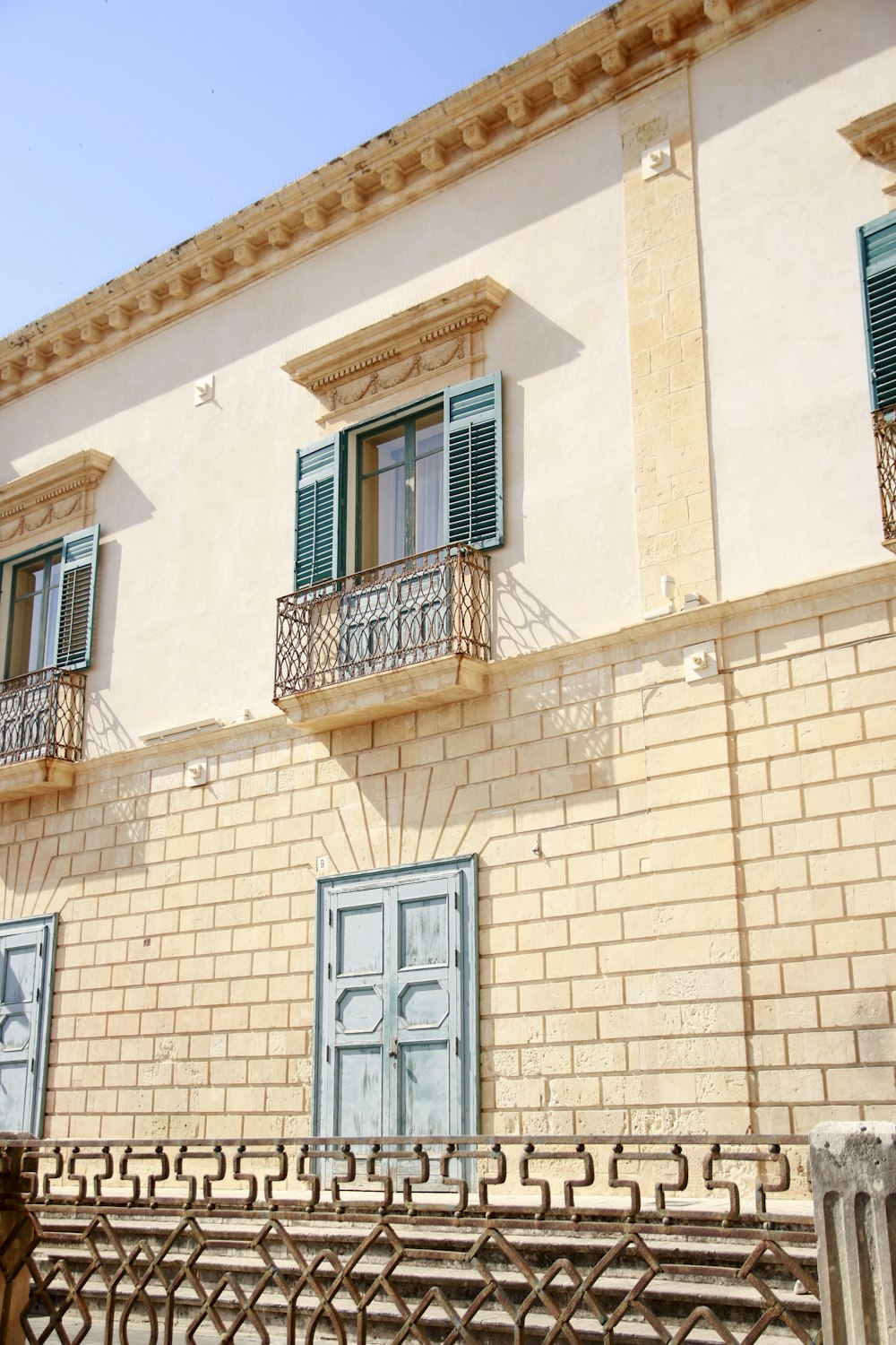 un edificio con finestre e balcone