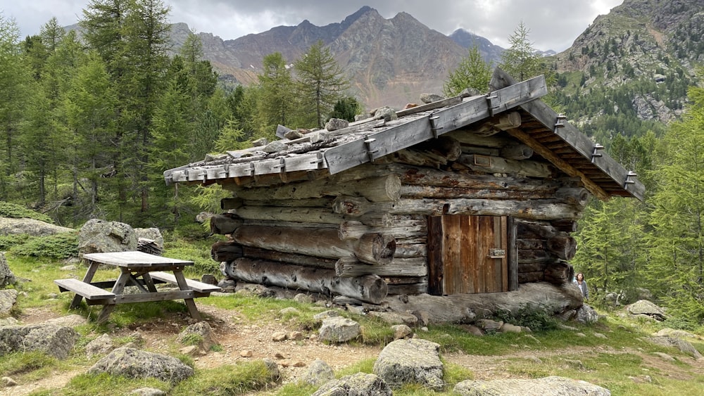 Una capanna di tronchi in montagna